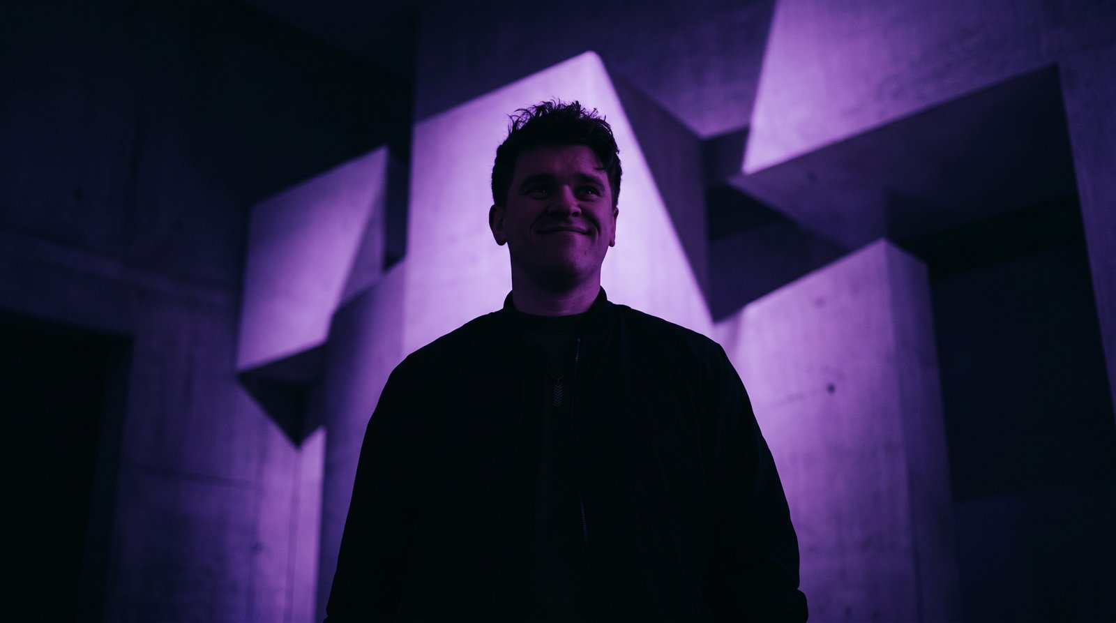 Tomasz Panek — projektant graficzny, portret w studio