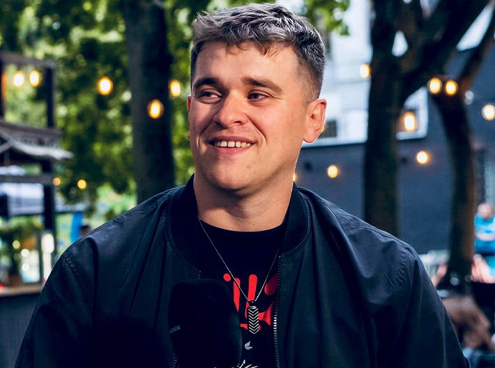 Tomasz Panek — projektant graficzny, portret studyjny